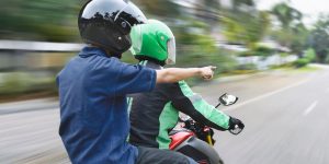 Erros Fatais para você não cometer na garupa da moto