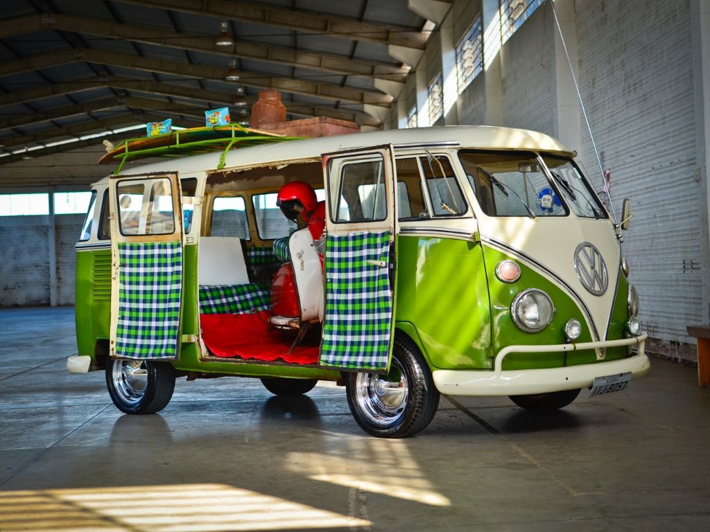 VW Kombi retrô versões estilizadas